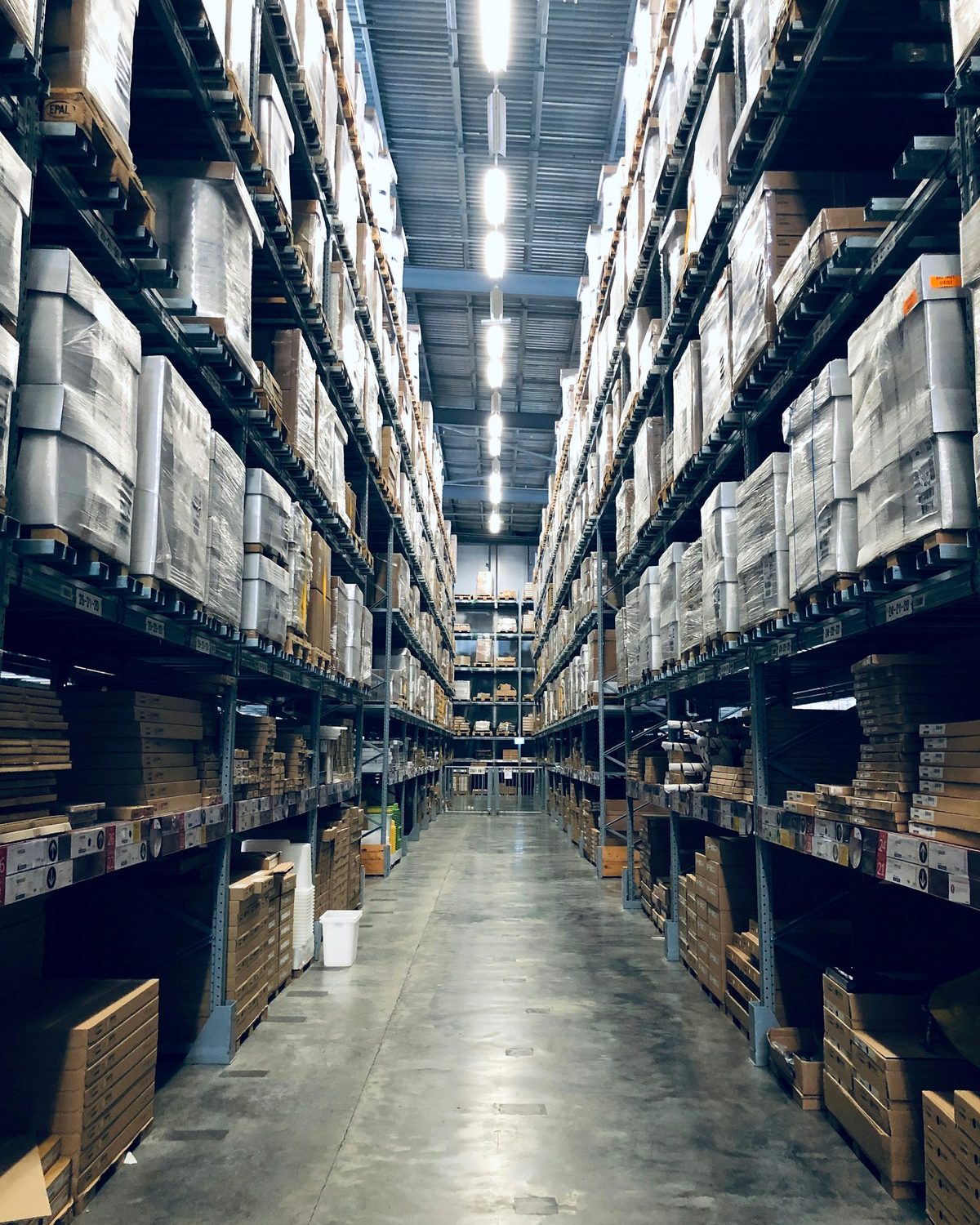 Corredor de depósito com prateleiras de materiais